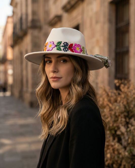 Sombrero de Fieltro Blanco  con Cinta y Bordado Floral Artesanal