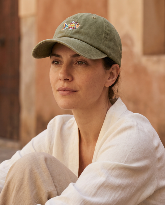 Gorra Bordada en Denim Verde Olivo – Pez Multicolor