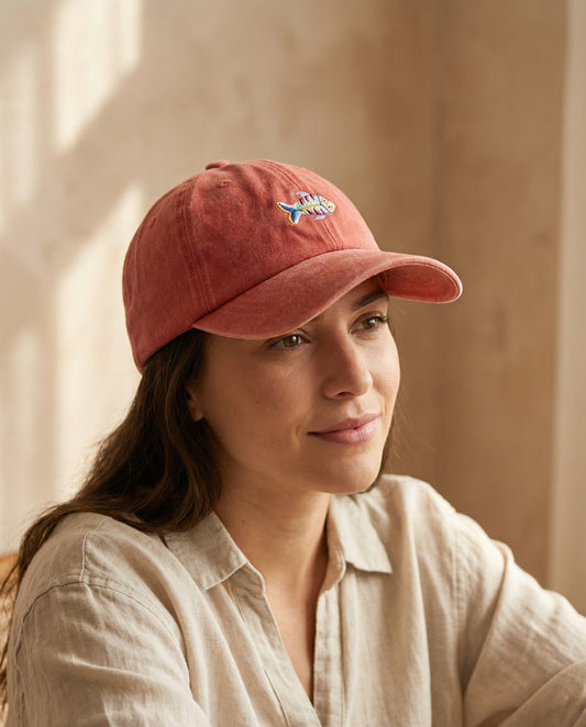 Gorra Bordada en Denim Terracota – Pez Multicolor