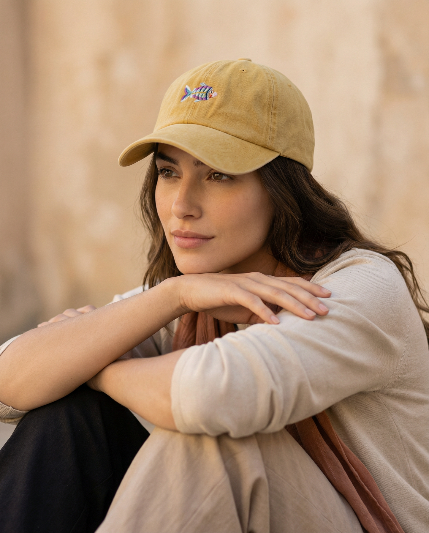 Gorra Bordada en Denim Mostaza – Pez Multicolor