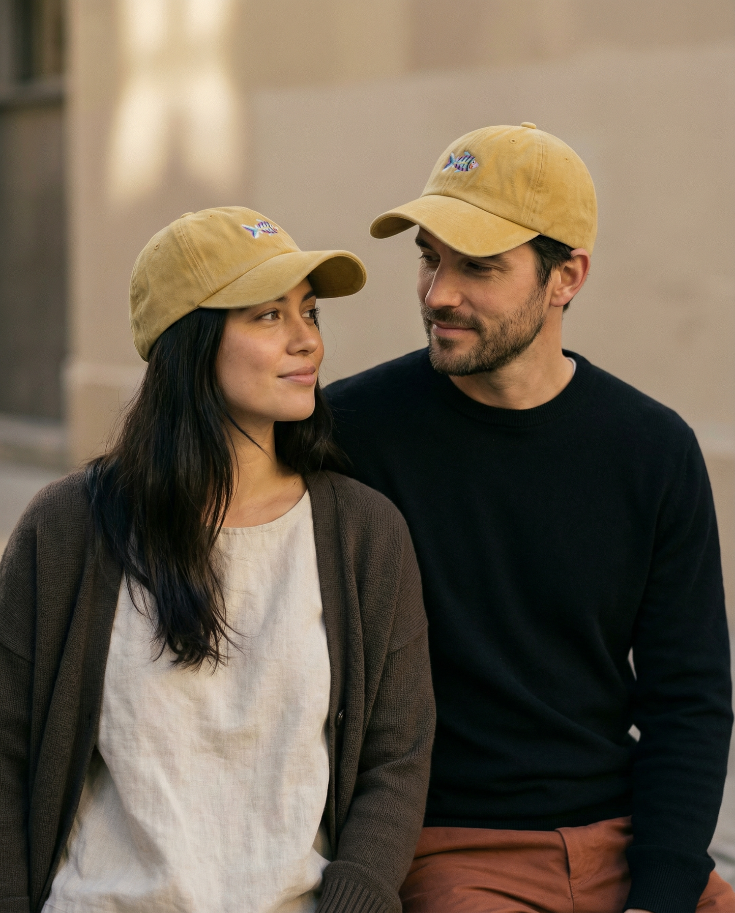 Gorra Bordada en Denim Mostaza – Pez Multicolor