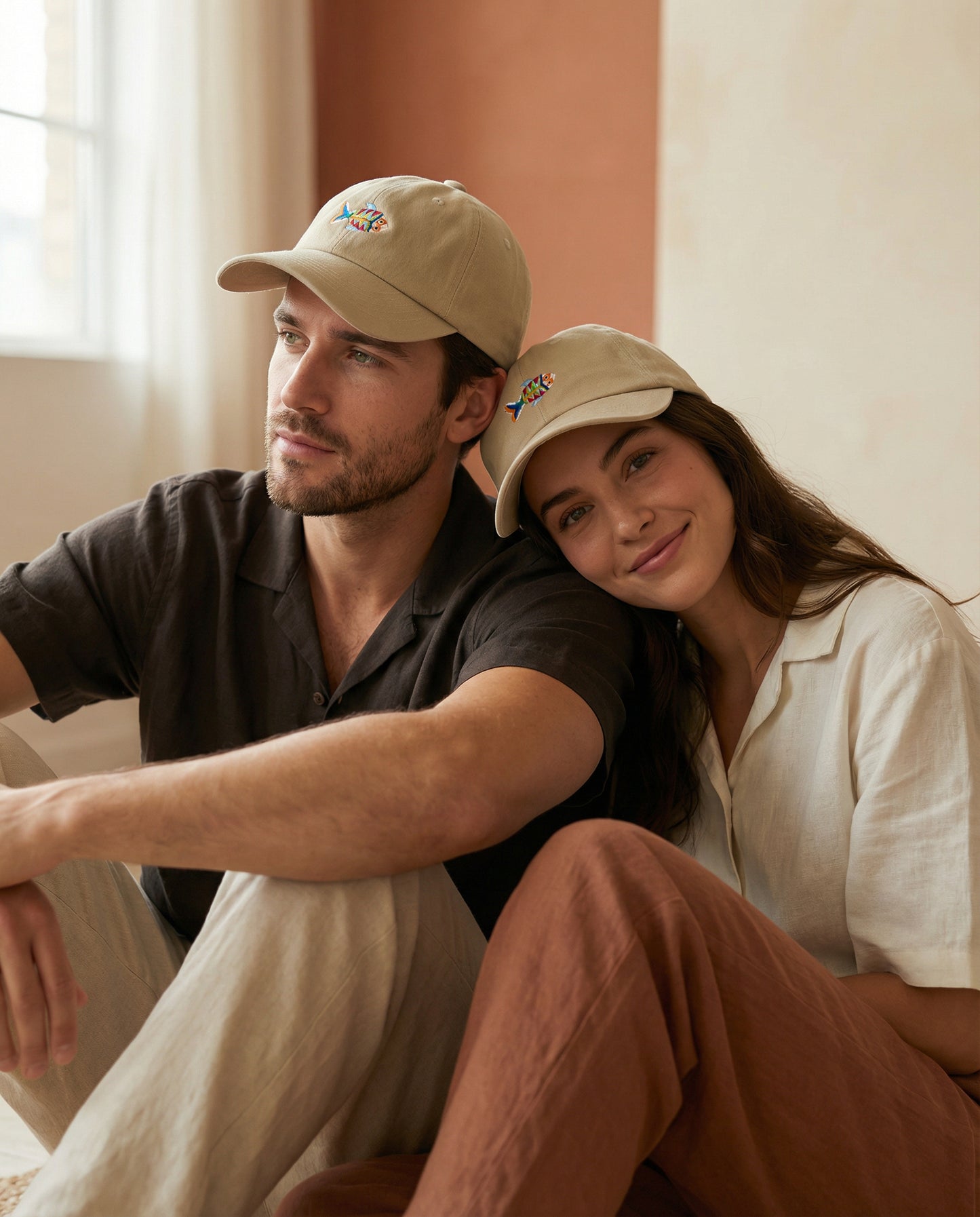 Gorra Bordada en Denim Crema – Pez Multicolor