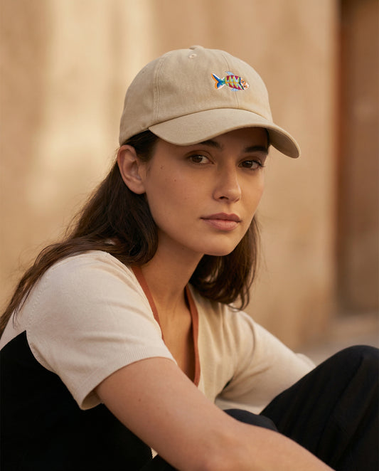 Gorra Bordada en Denim Crema – Pez Multicolor