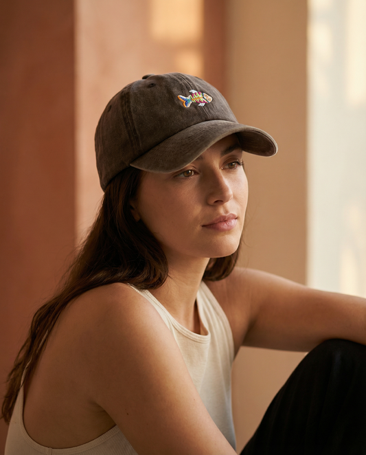 Gorra Bordada en Denim Castaña – Pez Multicolor