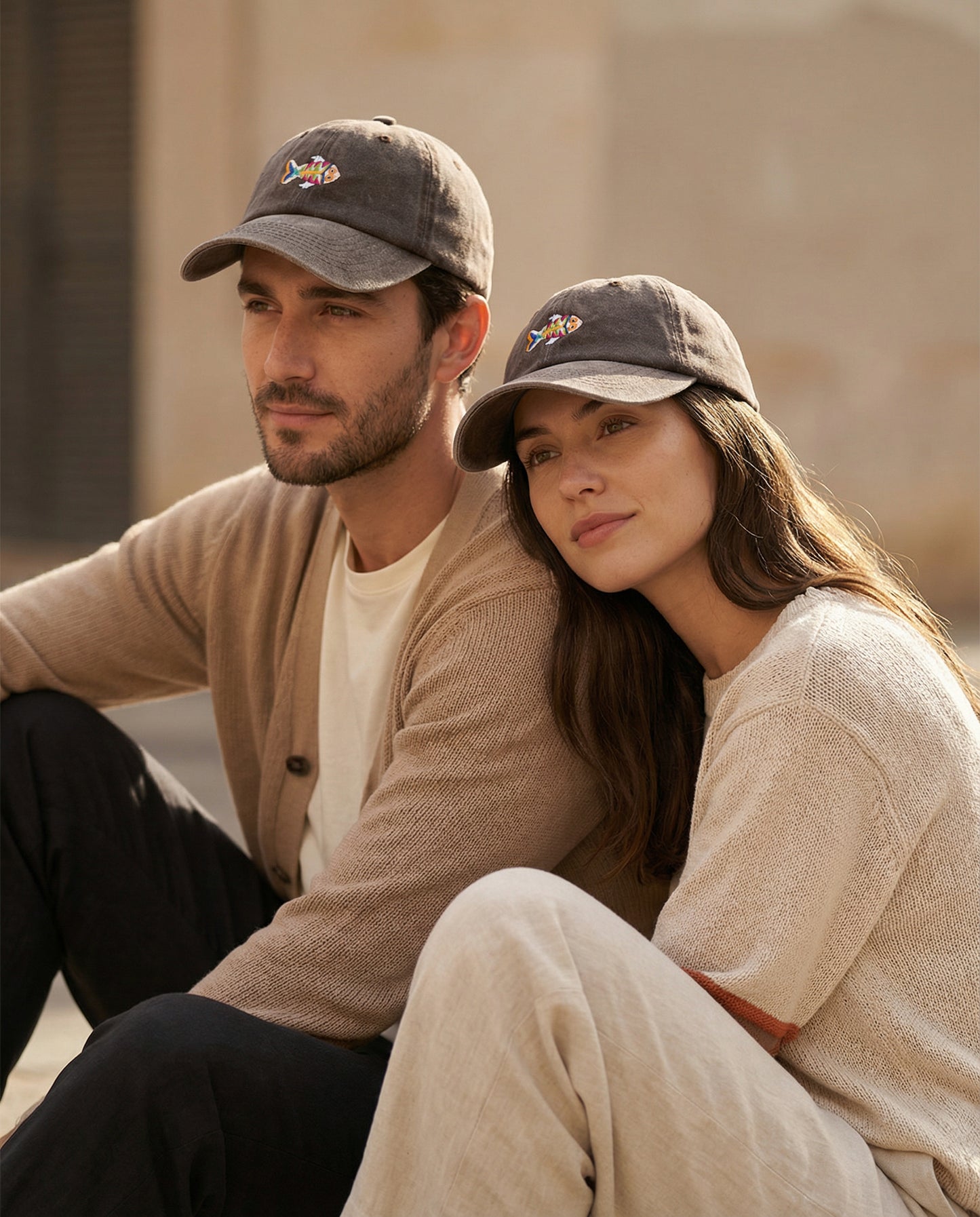 Gorra Bordada en Denim Castaña – Pez Multicolor