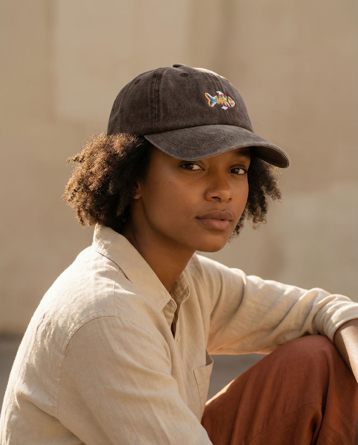 Gorra Bordada en Denim Castaña – Pez Multicolor