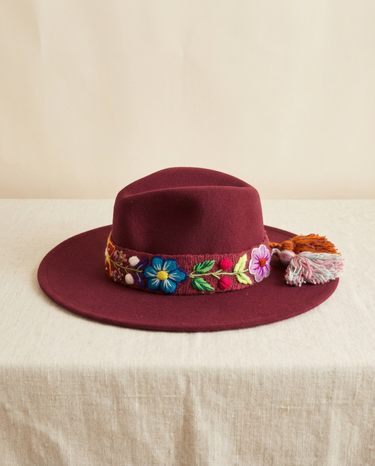 Sombrero Fedora Guinda con cinta y Bordado Floral en Mezcla de Hilo Alpaca