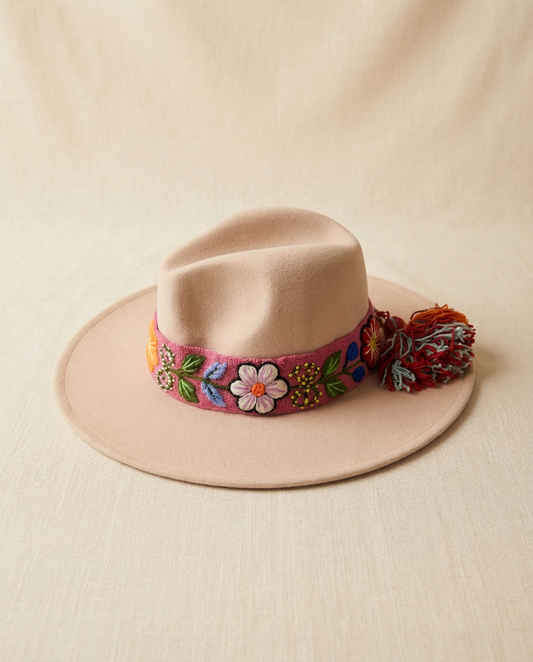 Sombrero Fedora Rosa Crema con Cinta y Bordado Floral en Mezcla de Hilo Alpaca