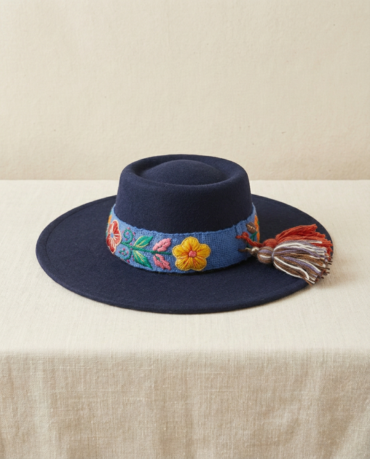 Sombrero Copa Oval Azul con cinta y Bordado Floral en Mezcla de Hilo Alpaca