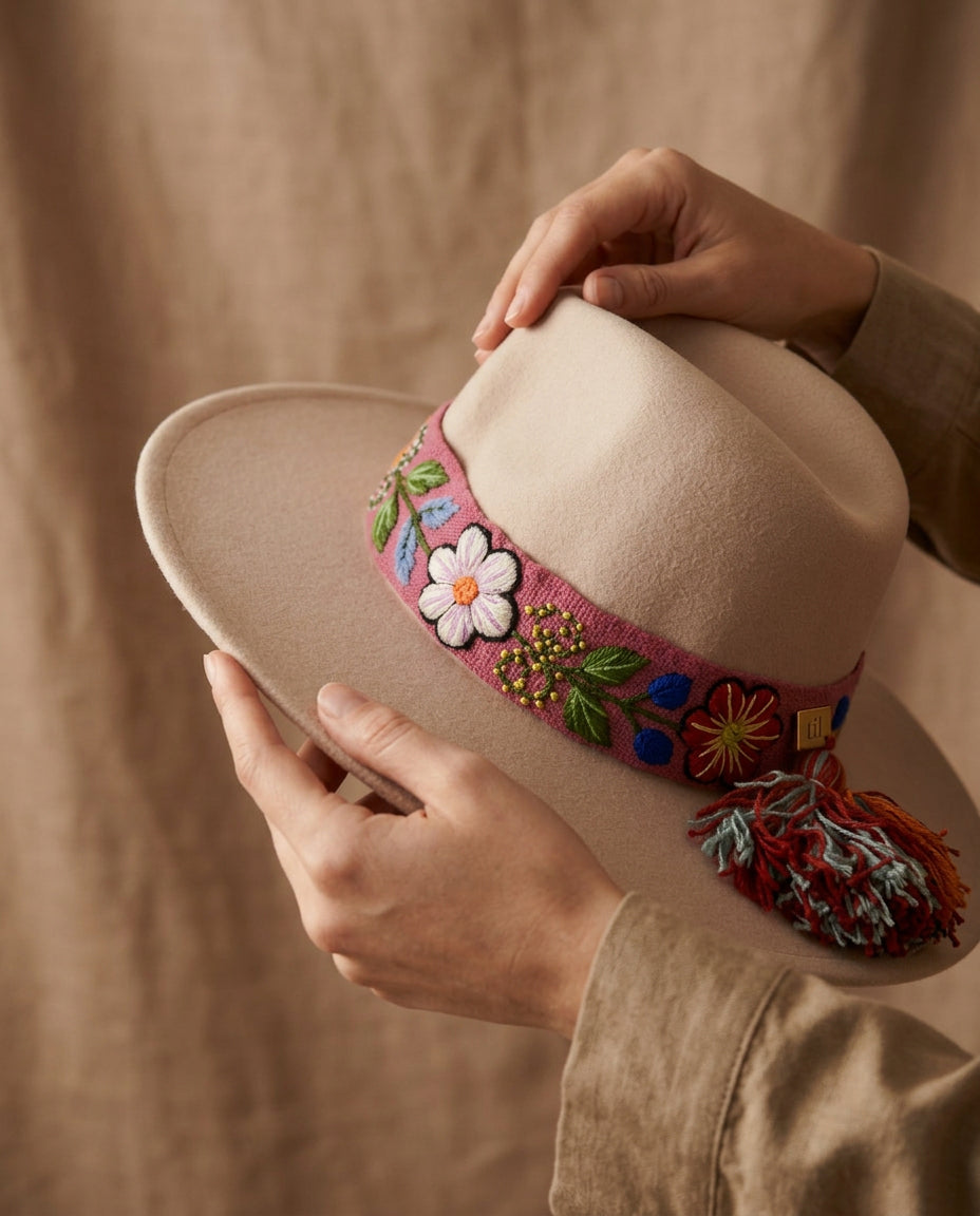 Sombrero Fedora Rosa Crema con Cinta y Bordado Floral en Mezcla de Hilo Alpaca