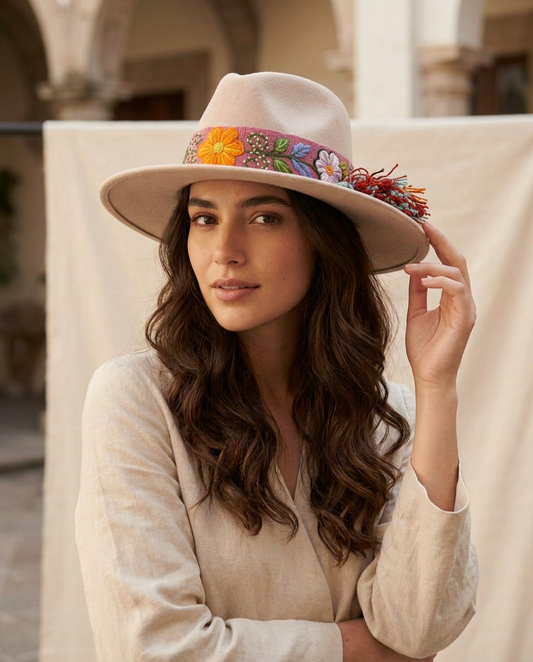 Sombrero Fedora Rosa Crema con Cinta y Bordado Floral en Mezcla de Hilo Alpaca
