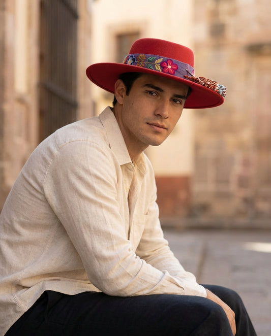 Sombrero Copa Oval Rojo con cinta y Bordado Floral en Mezcla de Hilo Alpaca