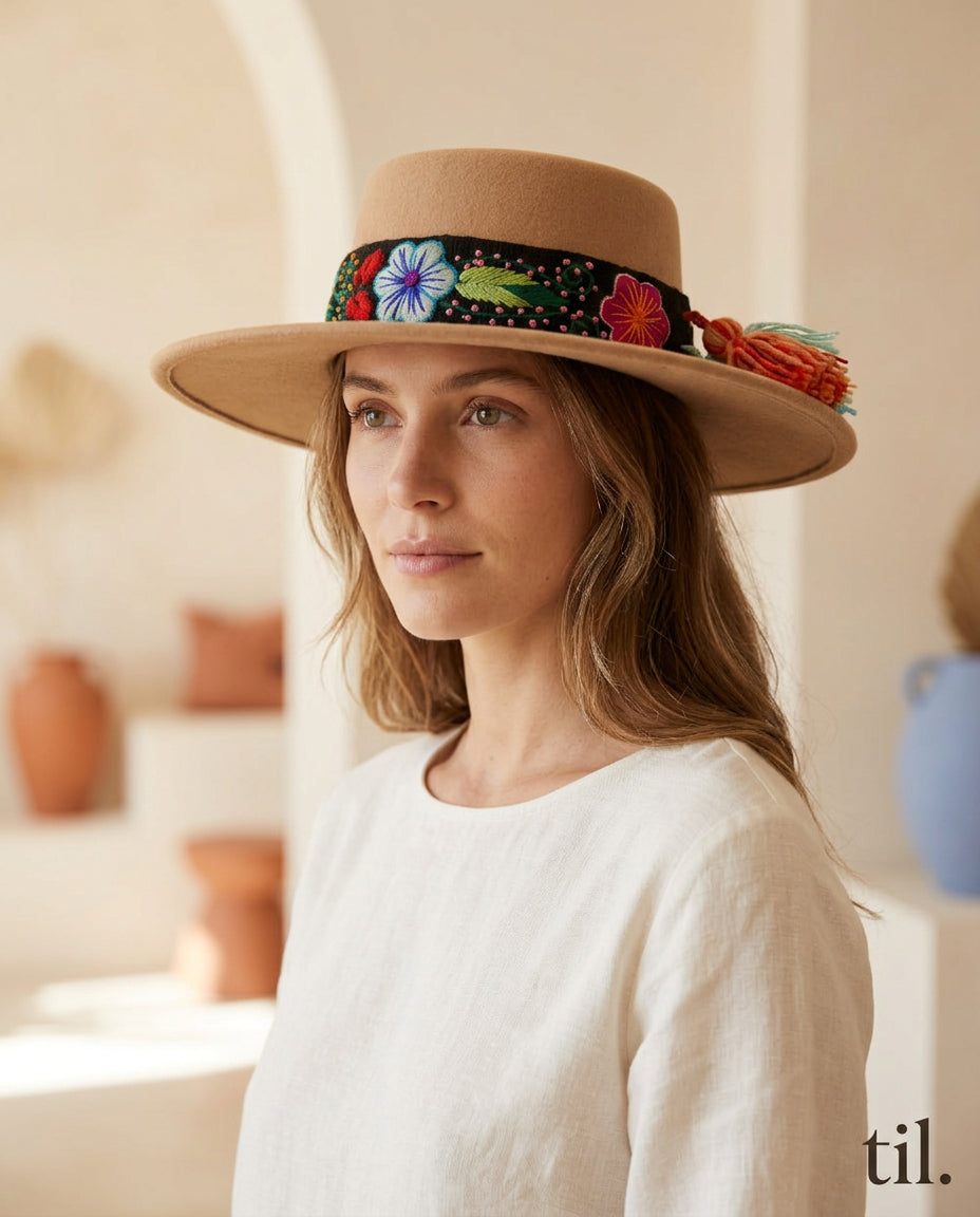 Sombrero Copa Oval Beige con cinta y Bordado Floral en Mezcla de Hilo Alpaca