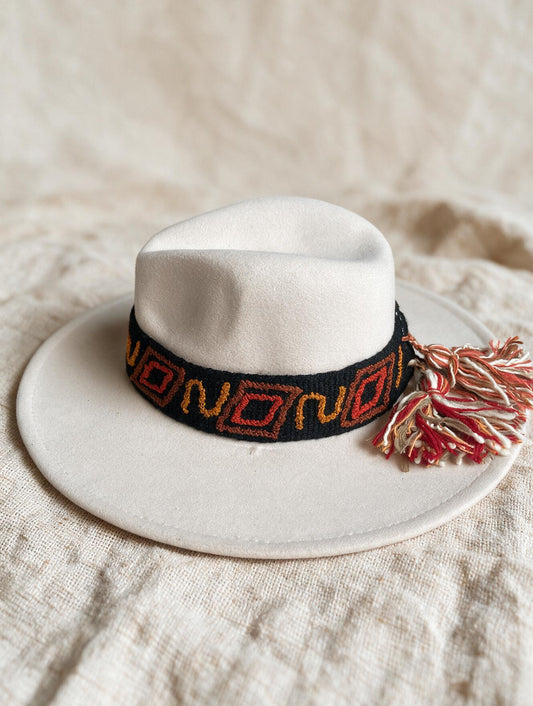 Sombrero Fedora de Fieltro Blanco con Cinta y Bordado geométrico