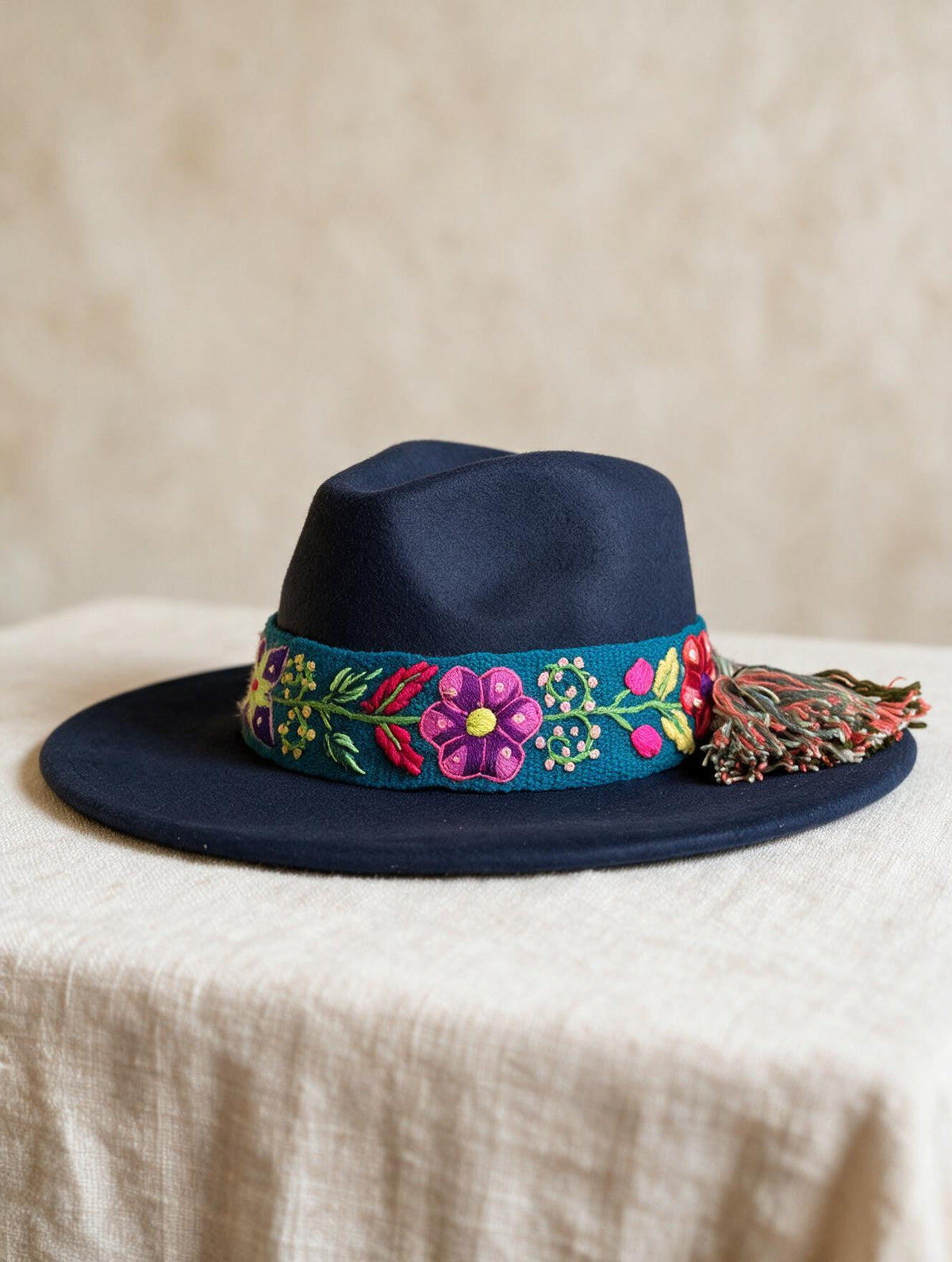 Sombrero Fedora de Fieltro Azul con Cinta y Bordado Floral Artesanal
