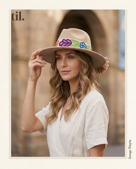 Sombrero Fedora de Fieltro Beige con Cinta y Bordado Floral Artesanal